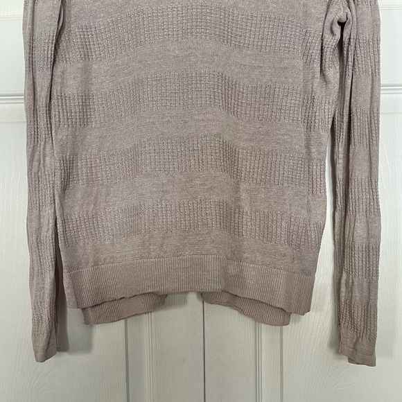 {Max Studio} Linen Roll Tab Sleeve Top with Back Buttons - Women's Medium - Picture 3 of 9